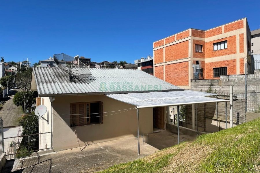 Casa com 72m², 3 dormitórios, 1 vaga, no bairro Esplanada em Caxias do Sul para Alugar