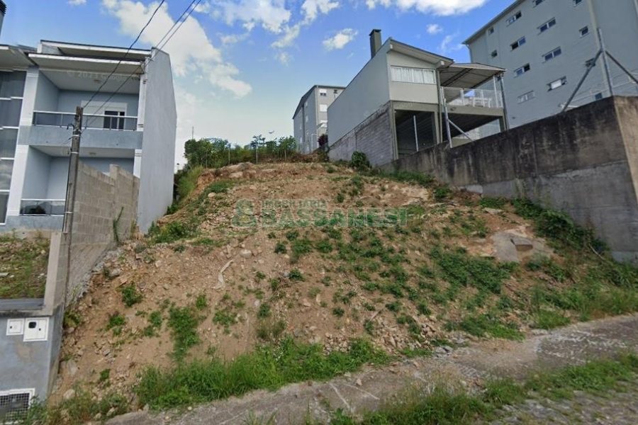 Terreno com 360m², no bairro São Luiz em Caxias do Sul para Comprar