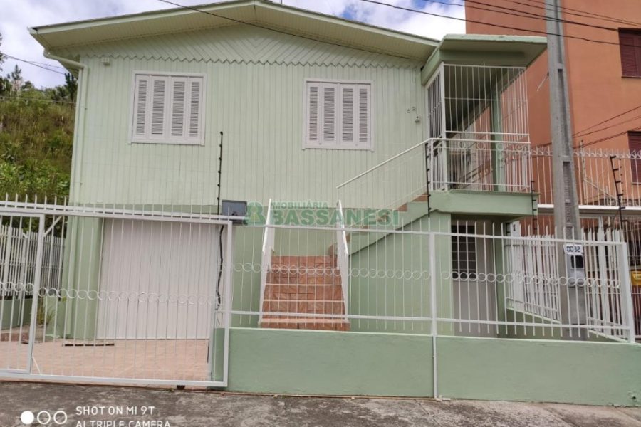 Casa com 110m², 3 dormitórios, 1 vaga, no bairro Medianeira em Caxias do Sul para Comprar