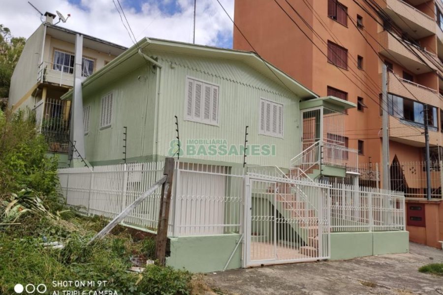 Casa com 110m², 3 dormitórios, 1 vaga, no bairro Medianeira em Caxias do Sul para Comprar