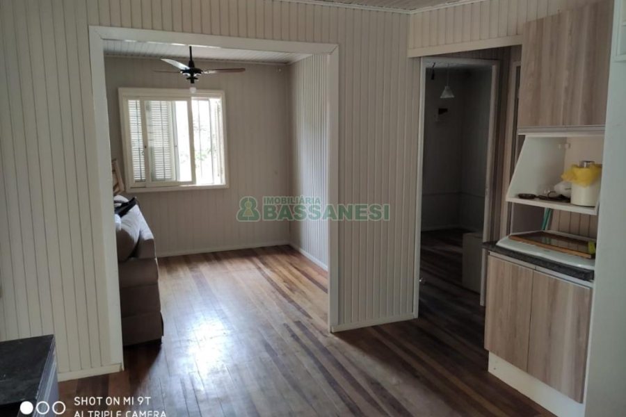 Casa com 110m², 3 dormitórios, 1 vaga, no bairro Medianeira em Caxias do Sul para Comprar