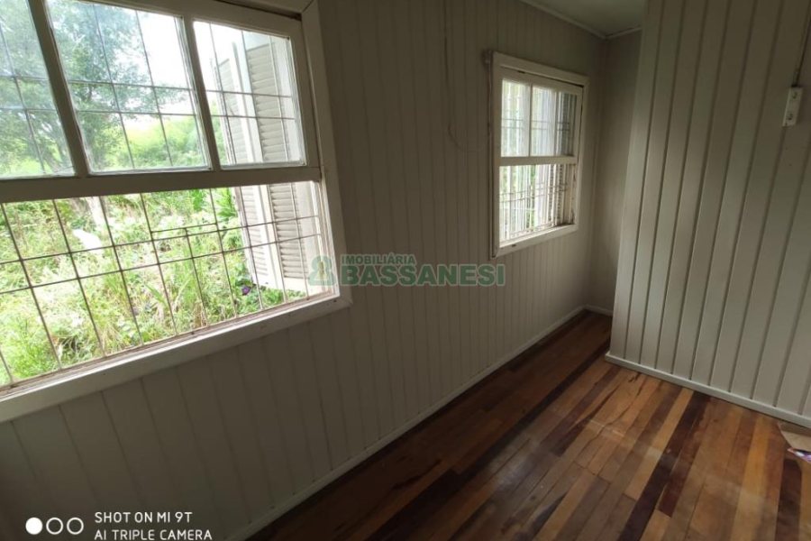 Casa com 110m², 3 dormitórios, 1 vaga, no bairro Medianeira em Caxias do Sul para Comprar