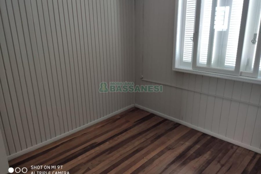 Casa com 110m², 3 dormitórios, 1 vaga, no bairro Medianeira em Caxias do Sul para Comprar