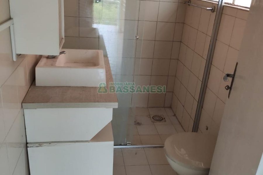 Casa com 110m², 3 dormitórios, 1 vaga, no bairro Medianeira em Caxias do Sul para Comprar