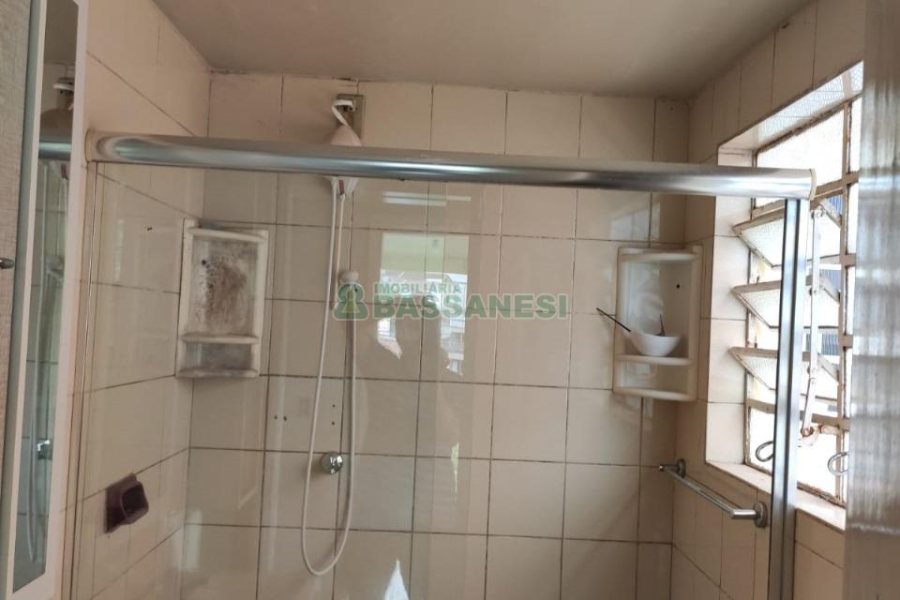 Casa com 110m², 3 dormitórios, 1 vaga, no bairro Medianeira em Caxias do Sul para Comprar