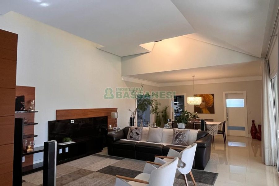 Casa com 874m², 4 dormitórios, 6 vagas, no bairro Cinqüentenário em Caxias do Sul para Comprar