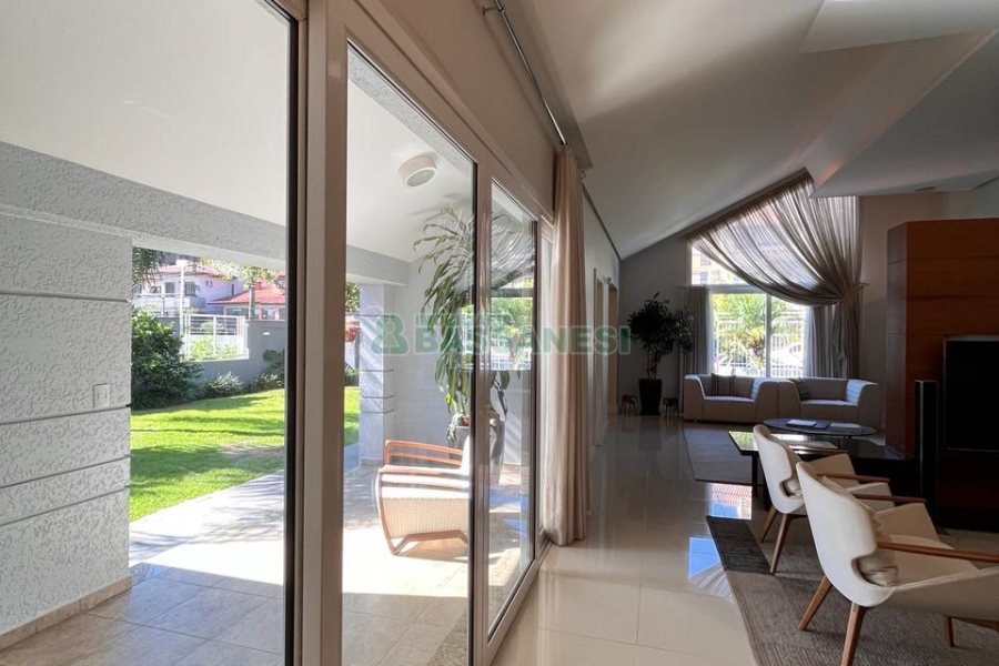 Casa com 874m², 4 dormitórios, 6 vagas, no bairro Cinqüentenário em Caxias do Sul para Comprar