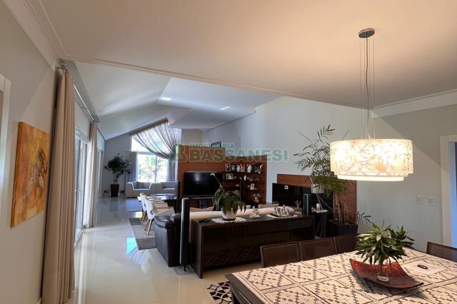 Casa com 874m², 4 dormitórios, 6 vagas, no bairro Cinqüentenário em Caxias do Sul para Comprar