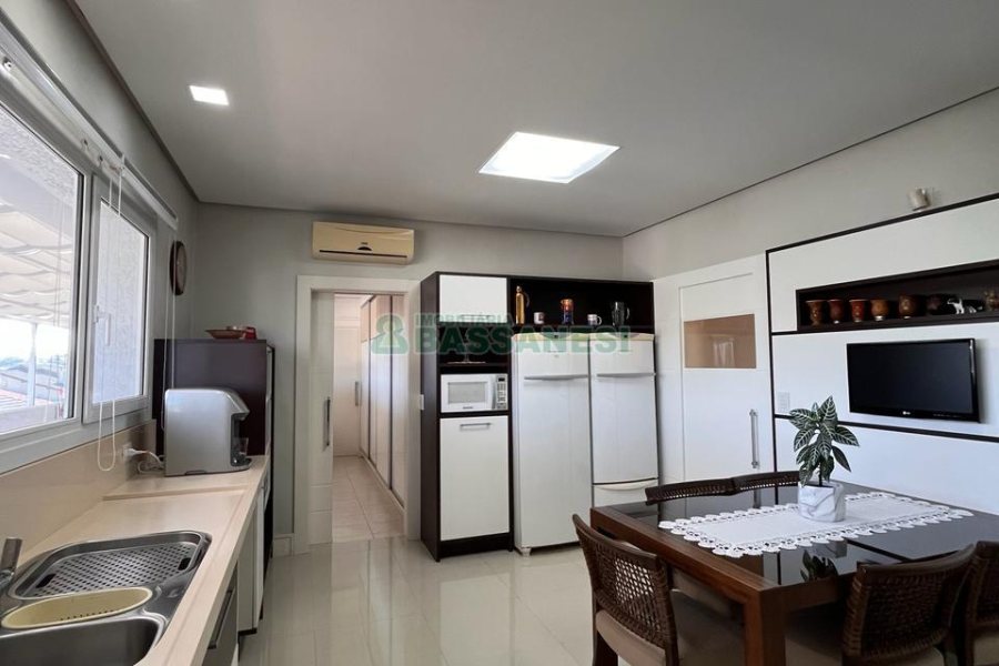 Casa com 874m², 4 dormitórios, 6 vagas, no bairro Cinqüentenário em Caxias do Sul para Comprar