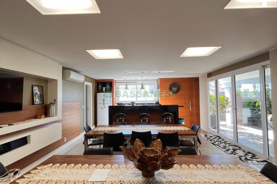 Casa com 874m², 4 dormitórios, 6 vagas, no bairro Cinqüentenário em Caxias do Sul para Comprar