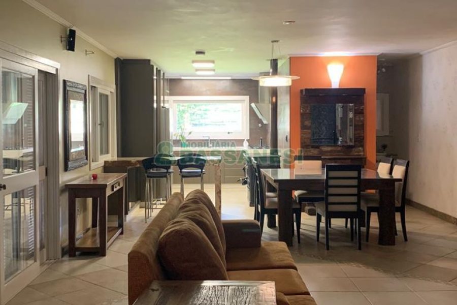 Casa com 874m², 4 dormitórios, 6 vagas, no bairro Cinqüentenário em Caxias do Sul para Comprar