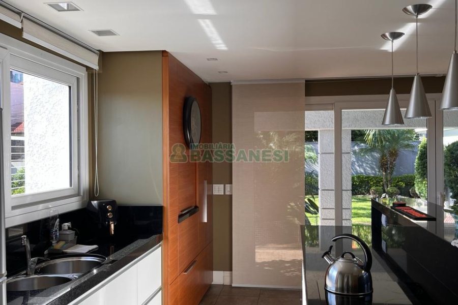 Casa com 874m², 4 dormitórios, 6 vagas, no bairro Cinqüentenário em Caxias do Sul para Comprar