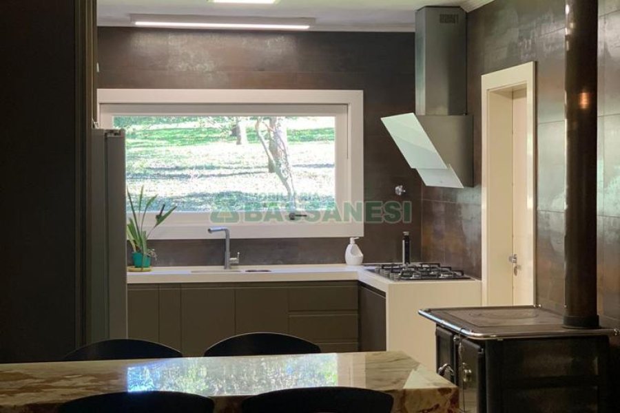 Casa com 874m², 4 dormitórios, 6 vagas, no bairro Cinqüentenário em Caxias do Sul para Comprar