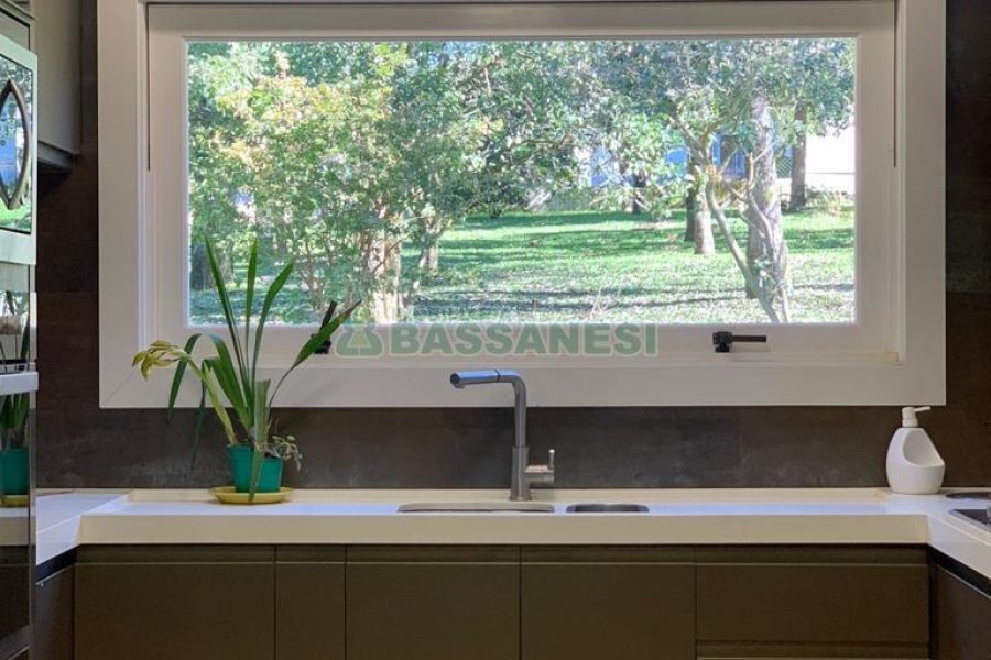 Casa com 874m², 4 dormitórios, 6 vagas, no bairro Cinqüentenário em Caxias do Sul para Comprar