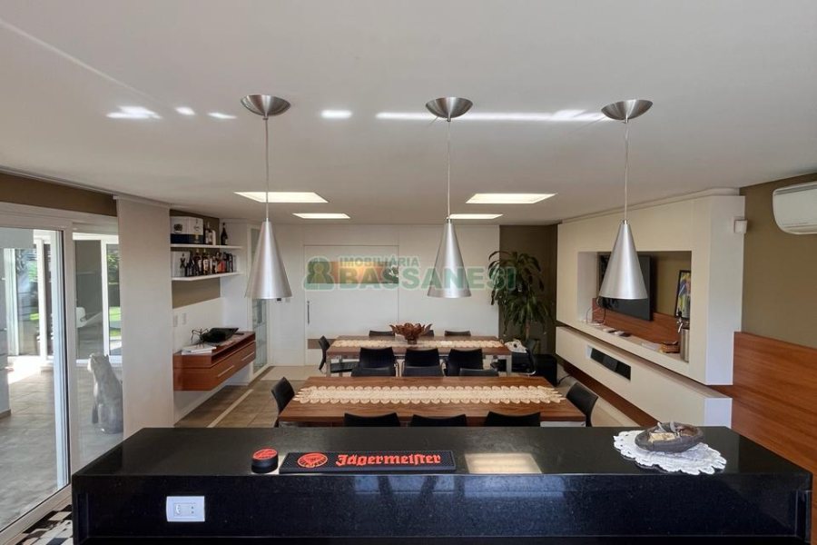 Casa com 874m², 4 dormitórios, 6 vagas, no bairro Cinqüentenário em Caxias do Sul para Comprar