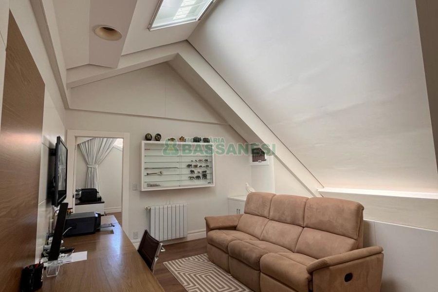 Casa com 874m², 4 dormitórios, 6 vagas, no bairro Cinqüentenário em Caxias do Sul para Comprar