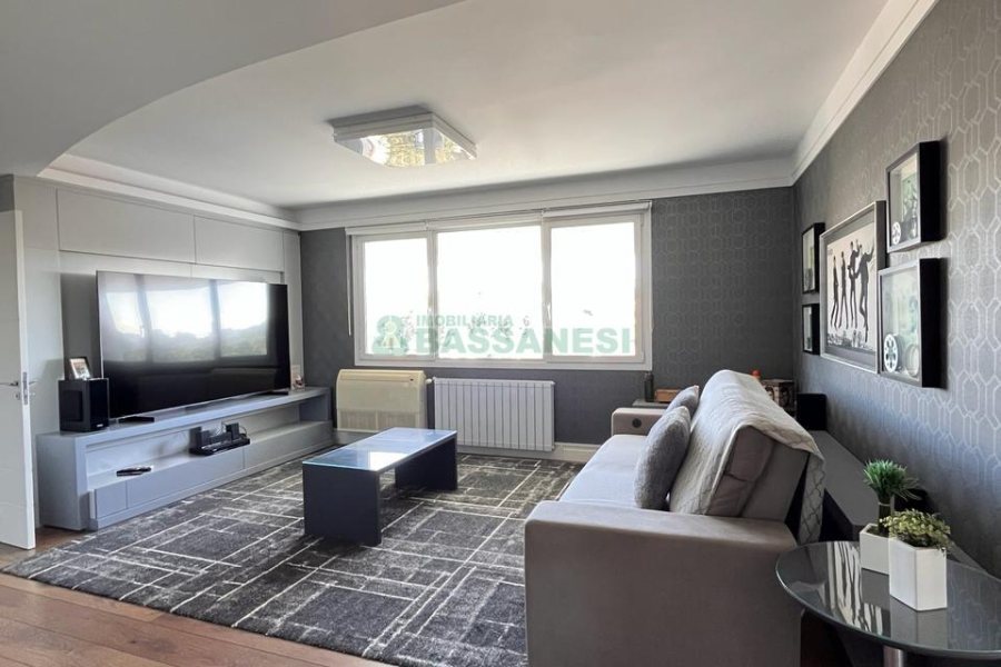 Casa com 874m², 4 dormitórios, 6 vagas, no bairro Cinqüentenário em Caxias do Sul para Comprar