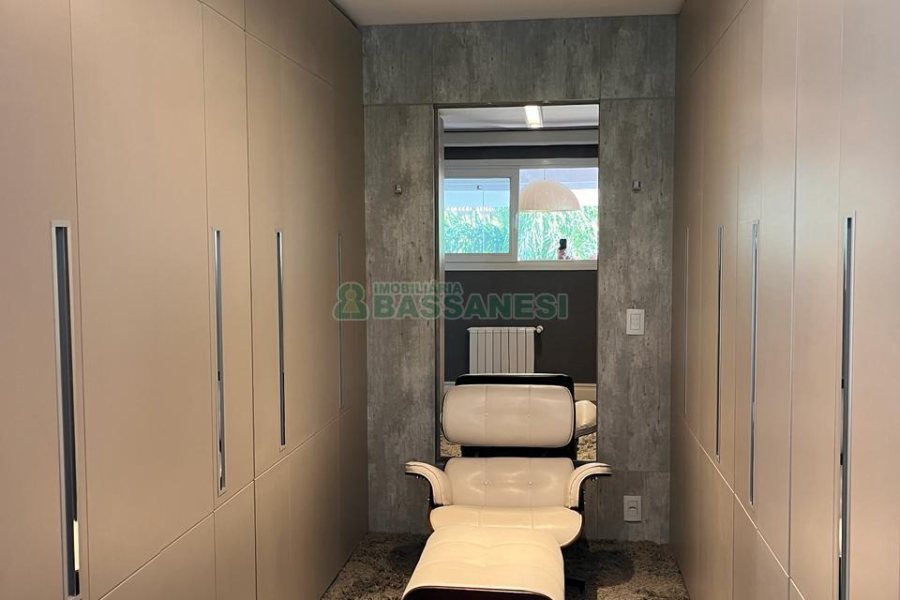 Casa com 874m², 4 dormitórios, 6 vagas, no bairro Cinqüentenário em Caxias do Sul para Comprar