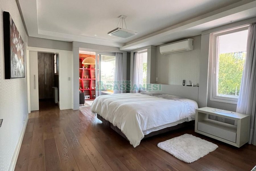 Casa com 874m², 4 dormitórios, 6 vagas, no bairro Cinqüentenário em Caxias do Sul para Comprar