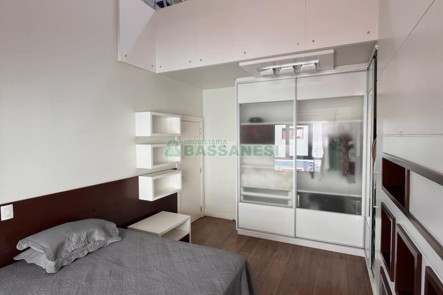 Casa com 874m², 4 dormitórios, 6 vagas, no bairro Cinqüentenário em Caxias do Sul para Comprar