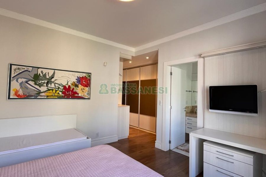 Casa com 874m², 4 dormitórios, 6 vagas, no bairro Cinqüentenário em Caxias do Sul para Comprar