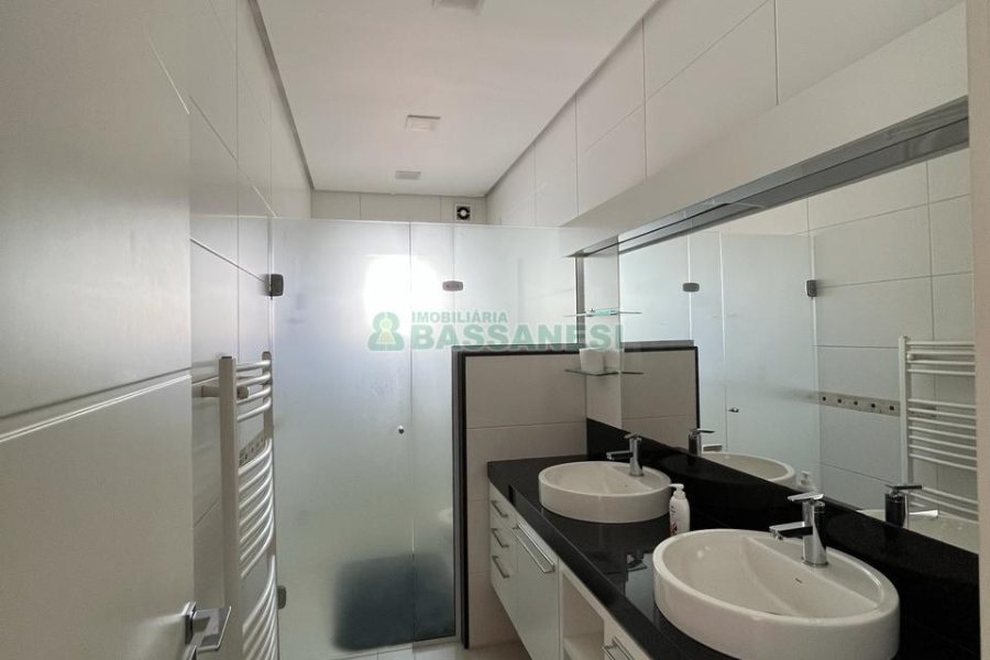 Casa com 874m², 4 dormitórios, 6 vagas, no bairro Cinqüentenário em Caxias do Sul para Comprar