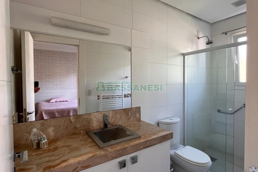 Casa com 874m², 4 dormitórios, 6 vagas, no bairro Cinqüentenário em Caxias do Sul para Comprar