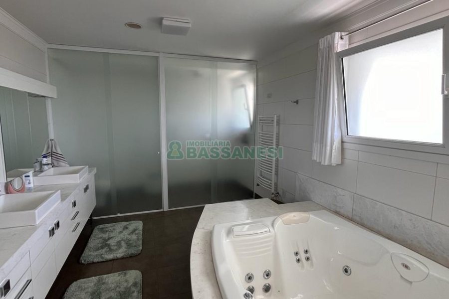 Casa com 874m², 4 dormitórios, 6 vagas, no bairro Cinqüentenário em Caxias do Sul para Comprar