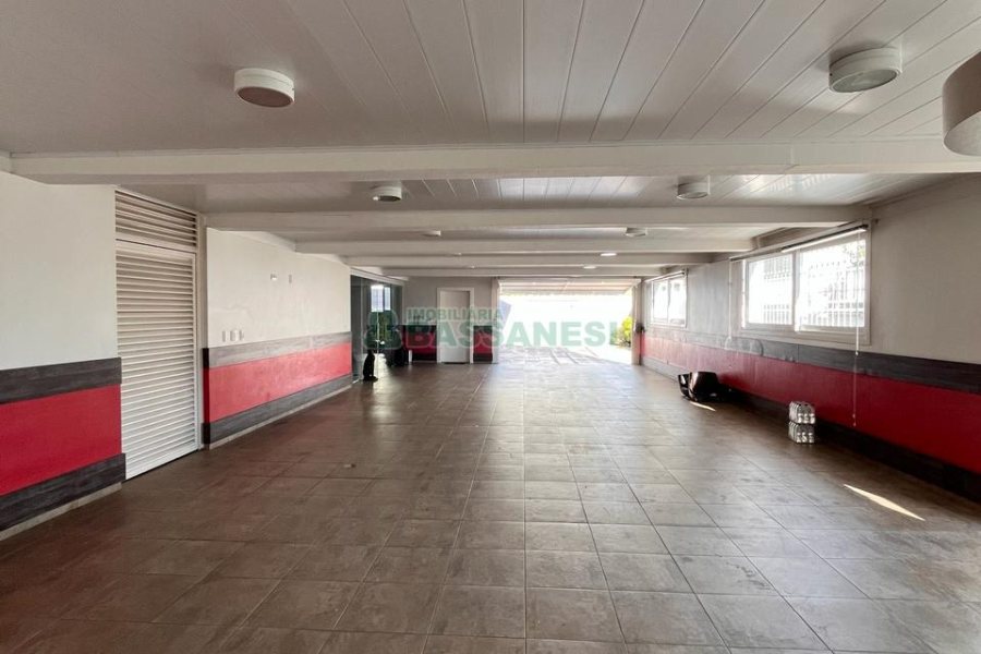 Casa com 874m², 4 dormitórios, 6 vagas, no bairro Cinqüentenário em Caxias do Sul para Comprar