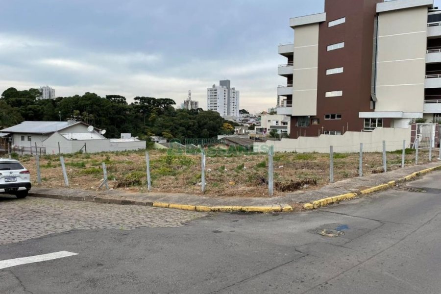 Terreno com 996m², no bairro Jardim América em Caxias do Sul para Comprar