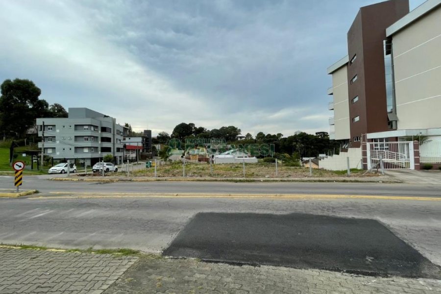 Terreno com 996m², no bairro Jardim América em Caxias do Sul para Comprar