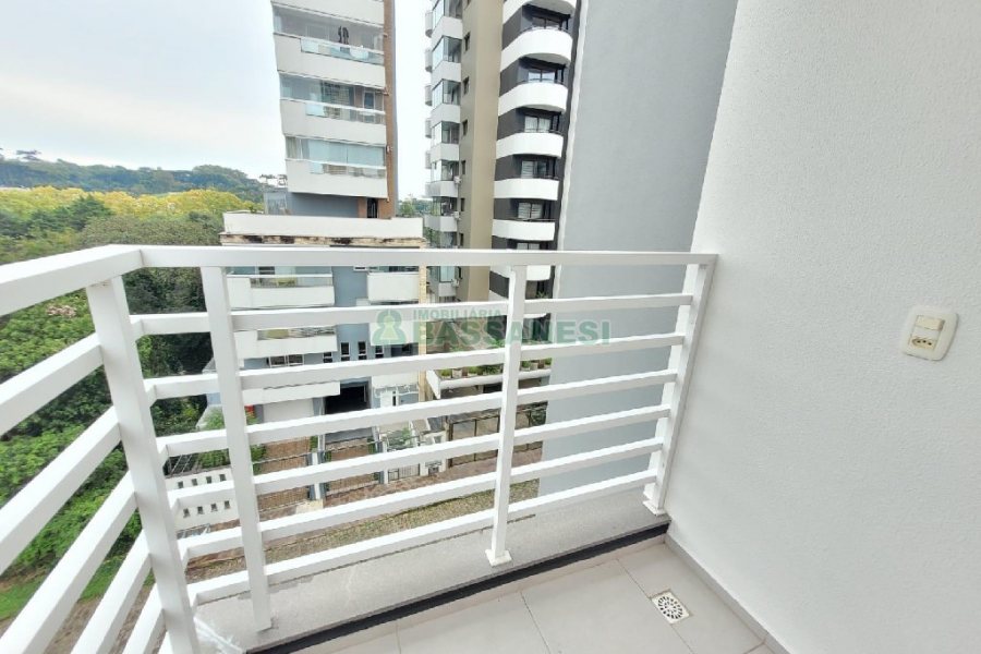 Apto Mobiliado com 90m², 2 dormitórios, 2 vagas, no bairro Vila Horn em Caxias do Sul para Comprar