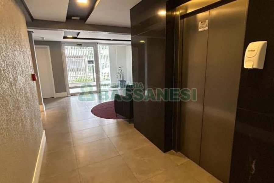 Apto Mobiliado com 90m², 2 dormitórios, 2 vagas, no bairro Vila Horn em Caxias do Sul para Comprar