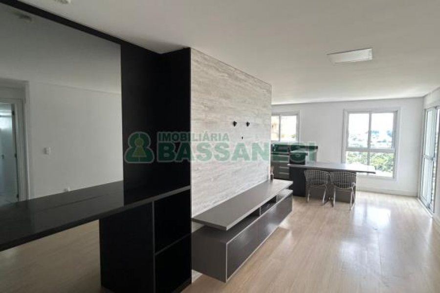 Apto Mobiliado com 90m², 2 dormitórios, 2 vagas, no bairro Vila Horn em Caxias do Sul para Comprar