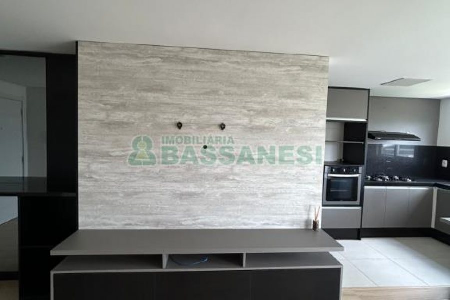 Apto Mobiliado com 90m², 2 dormitórios, 2 vagas, no bairro Vila Horn em Caxias do Sul para Comprar