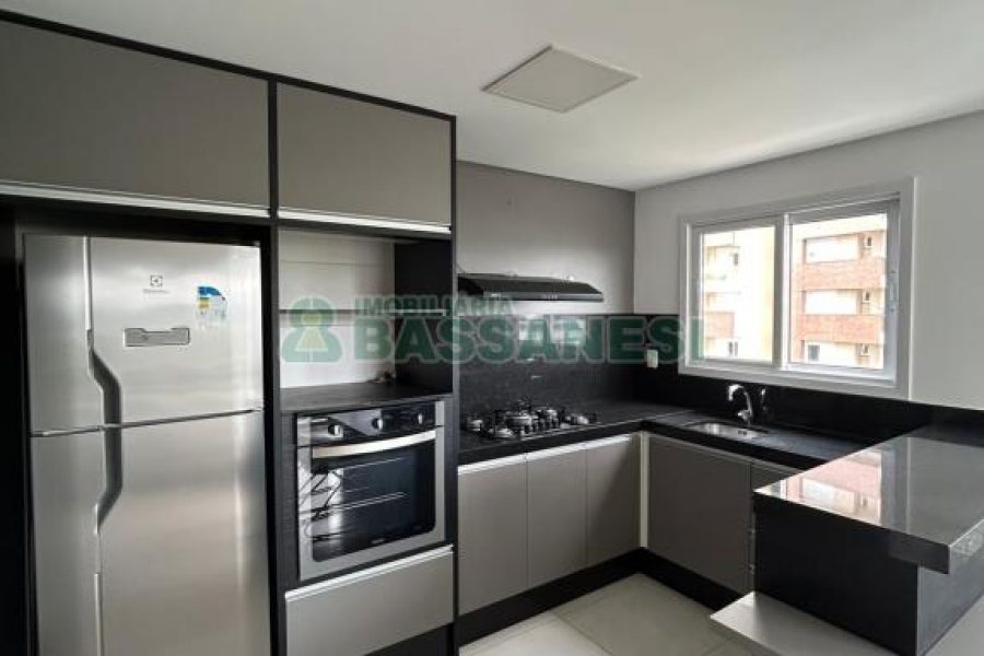 Apto Mobiliado com 90m², 2 dormitórios, 2 vagas, no bairro Vila Horn em Caxias do Sul para Comprar