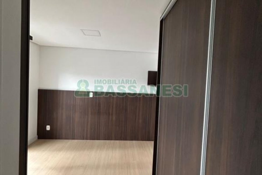 Apto Mobiliado com 90m², 2 dormitórios, 2 vagas, no bairro Vila Horn em Caxias do Sul para Comprar