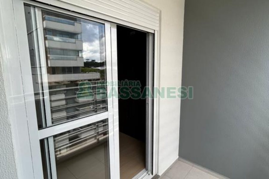 Apto Mobiliado com 90m², 2 dormitórios, 2 vagas, no bairro Vila Horn em Caxias do Sul para Comprar