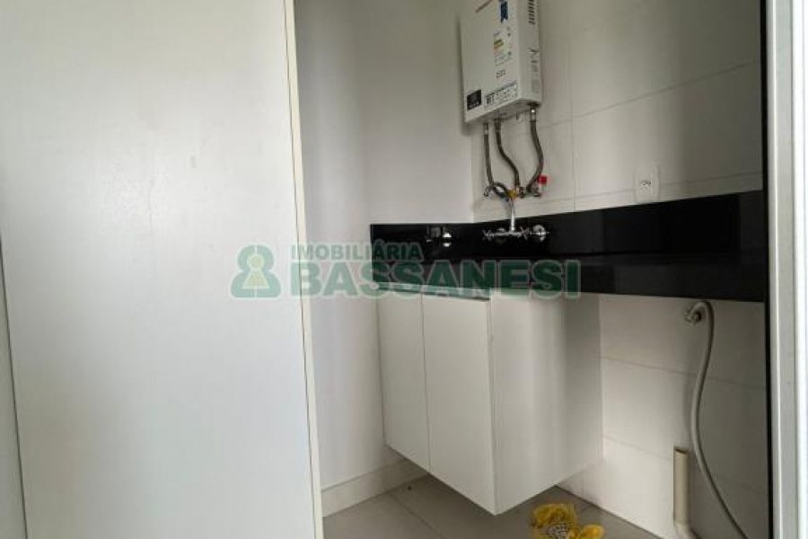 Apto Mobiliado com 90m², 2 dormitórios, 2 vagas, no bairro Vila Horn em Caxias do Sul para Comprar