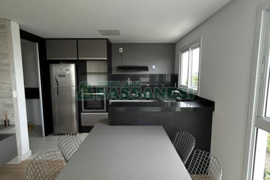 Apto Mobiliado com 90m², 2 dormitórios, 2 vagas, no bairro Vila Horn em Caxias do Sul para Comprar