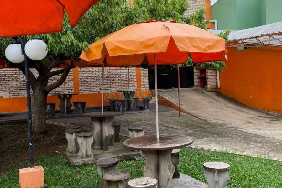 Casa Comercial com 360m², 3 dormitórios, no bairro Santa Fé em Caxias do Sul para Comprar