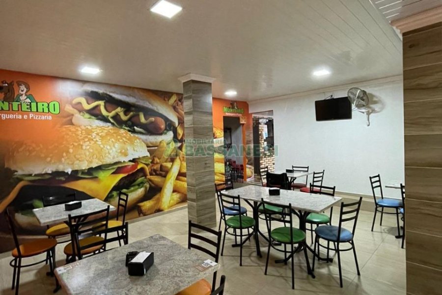 Casa Comercial com 360m², 3 dormitórios, no bairro Santa Fé em Caxias do Sul para Comprar