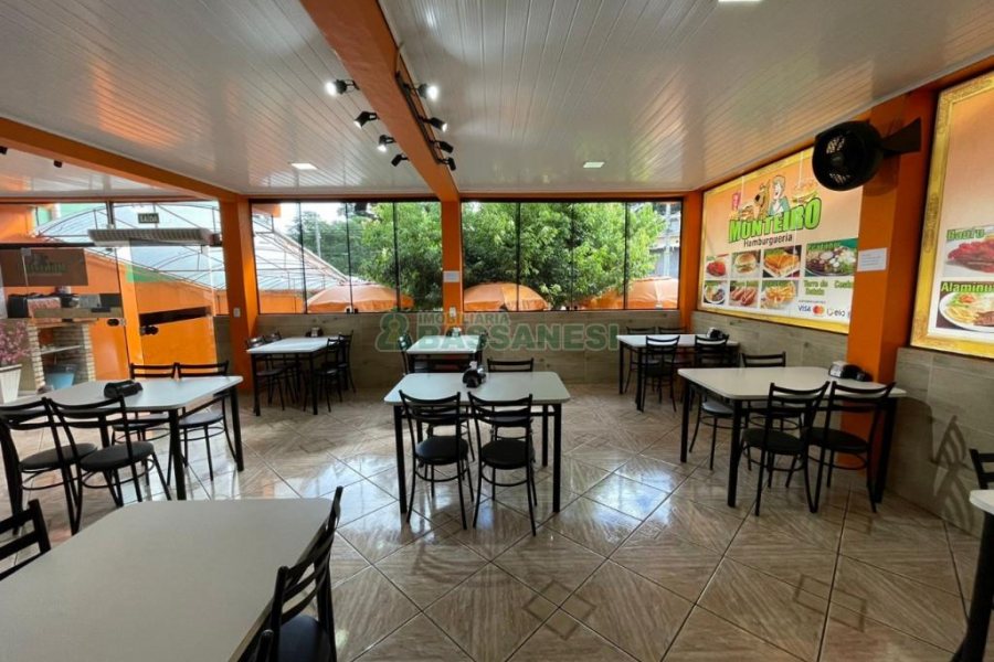 Casa Comercial com 360m², 3 dormitórios, no bairro Santa Fé em Caxias do Sul para Comprar