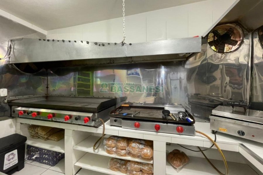 Casa Comercial com 360m², 3 dormitórios, no bairro Santa Fé em Caxias do Sul para Comprar