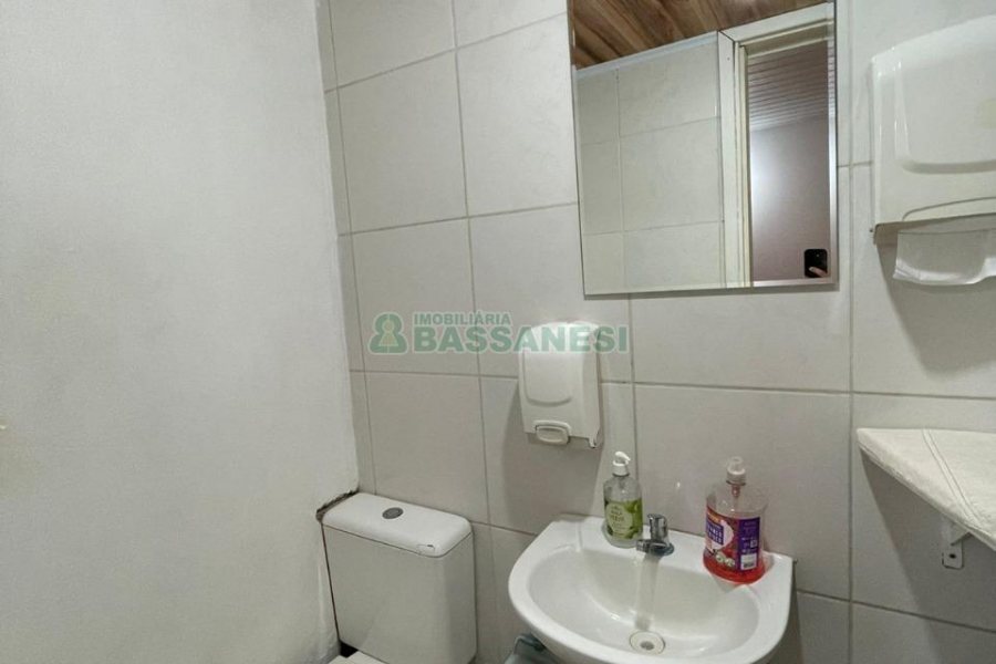 Casa Comercial com 360m², 3 dormitórios, no bairro Santa Fé em Caxias do Sul para Comprar