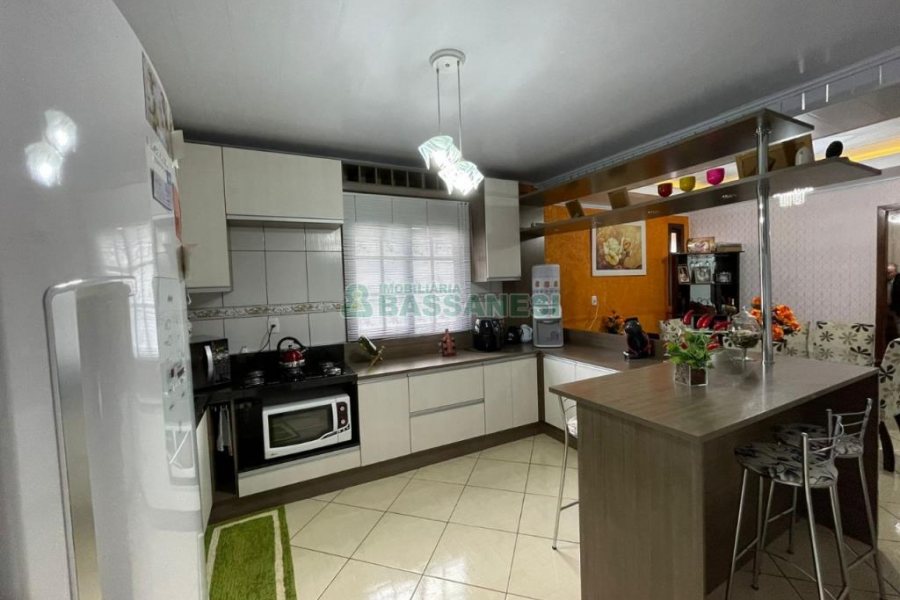 Casa Comercial com 360m², 3 dormitórios, no bairro Santa Fé em Caxias do Sul para Comprar