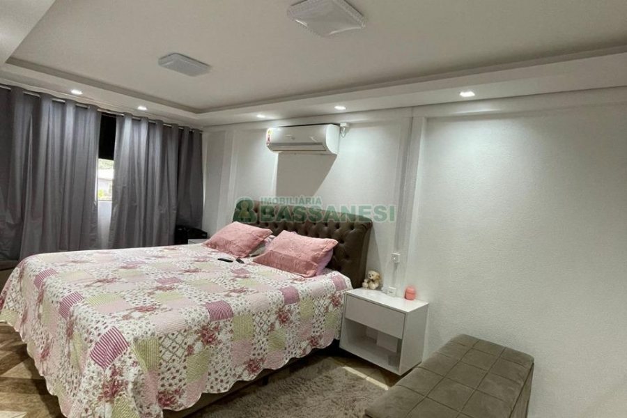 Casa Comercial com 360m², 3 dormitórios, no bairro Santa Fé em Caxias do Sul para Comprar