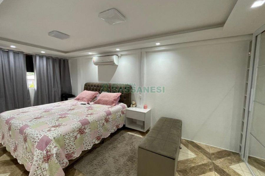 Casa Comercial com 360m², 3 dormitórios, no bairro Santa Fé em Caxias do Sul para Comprar