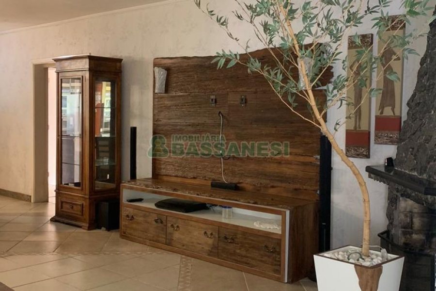 Chácara com 218m², 3 dormitórios, no bairro Pedancino em Caxias do Sul para Comprar