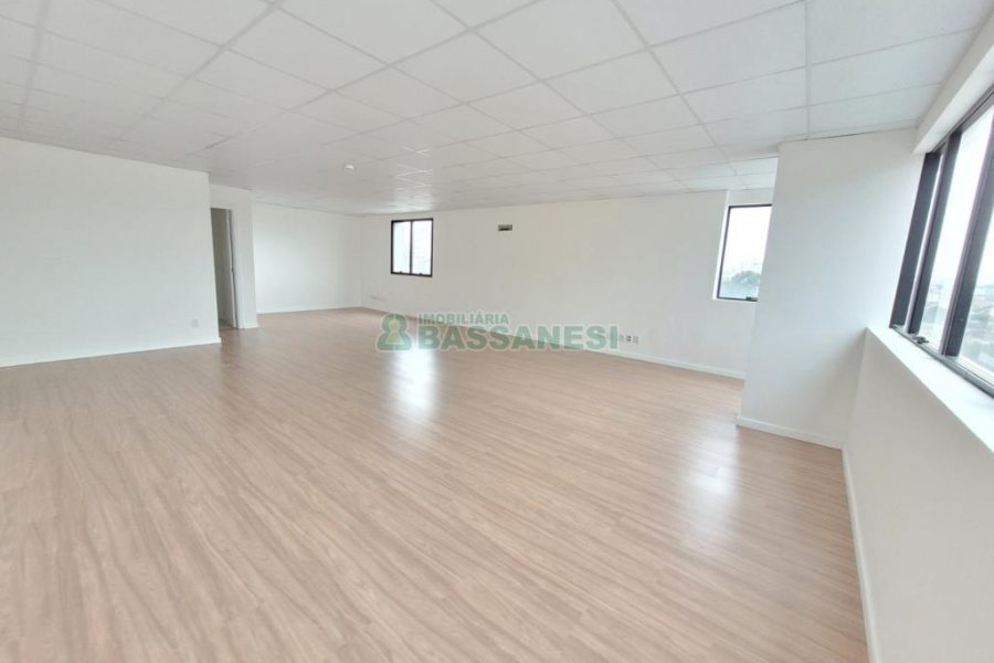 Sala com 77m², 1 vaga, no bairro Pio X em Caxias do Sul para Alugar